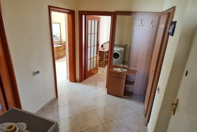 Tirane, jepet me qera apartament 2+1+Ballkon Kati 4, 87 m² 500 € (Pazari i Ri)