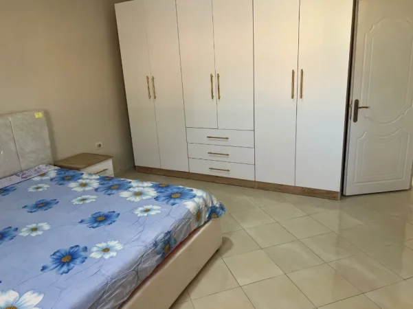 Tirane, jepet me qera Banese 1+1, Mobiluar, kati 3, Çmimi 35.000 Lekë te Reja, Tek 5 MAJ, Tiranë.