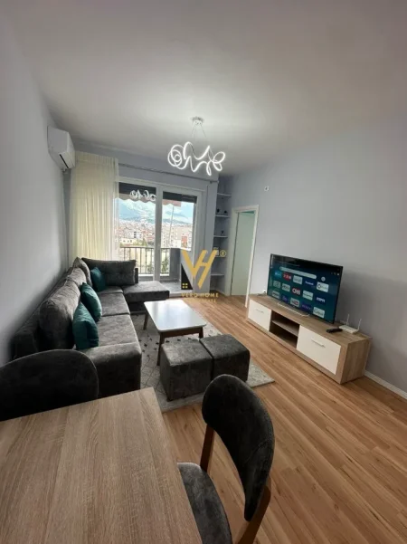 Tirane, jepet me qera apartament 2+1+Ballkon Kati 7, 95 m² 620 € (5 MAJI)