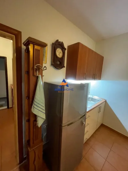 Tirane, jepet me qera apartament 1+1 Kati 2, 30 m² 313 € 