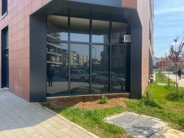 Tirane, jepet me qera ambjent biznesi Kati 0, 84 m² 900 € (Jordan Misja)