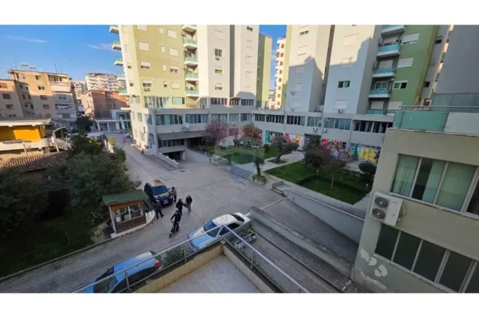 Vlore, jepet me qera apartament 2+1 Kati 3, 115 m² 500 € (Rruga Hasan Kushta Skele, Vlorë)
