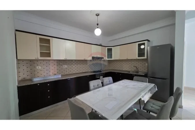 Vlore, jepet me qera apartament 2+1 Kati 3, 115 m² 500 € (Rruga Hasan Kushta Skele, Vlorë)