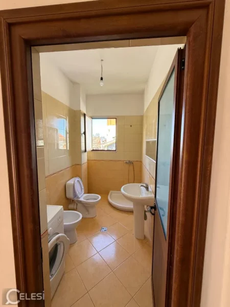 Tirane, jepet me qera apartament 1+1+Ballkon Kati 3, 70 m² 450 € (KONVIKTET 21 DHJETORI)