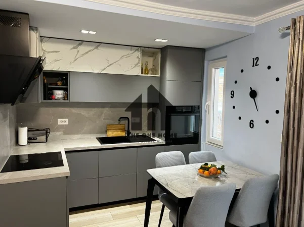 Tirane, jepet me qera apartament 1+1+Ballkon Kati 4, 70 m² 550 € (mine peza)