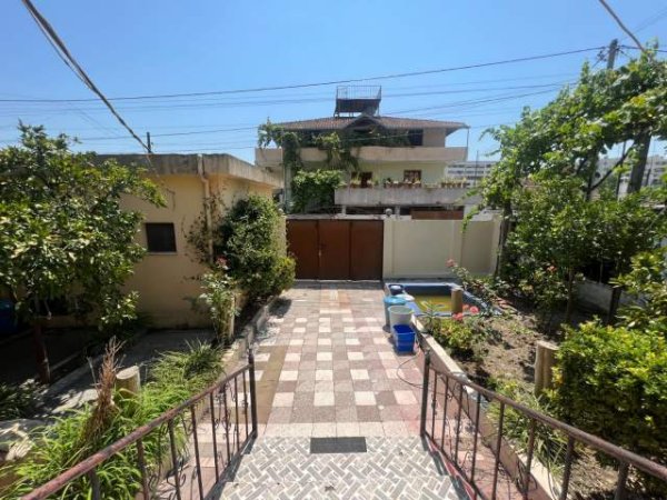 Tirane, shitet shtepi 3+1+A+BLK Kati 0, 280 m² 140.000 Euro (Rruga Lasgush Pogradeci)