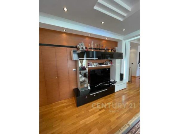 Tirane, jepet me qera apartament 2+1+BLK Kati 4, 134 m² 2.000 Euro (ish Bllok)