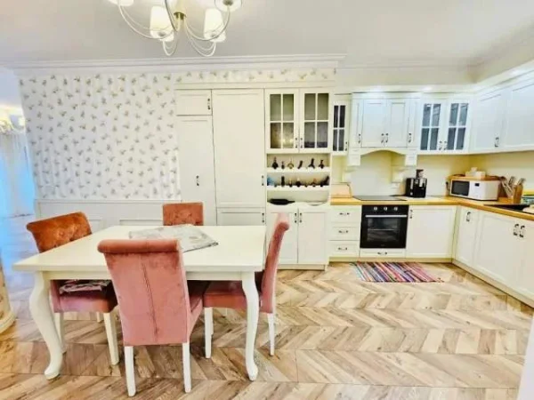 Tirane, jepet me qera apartament 2+1 125 m² 1.000 Euro (Rezidenca Kodra e Diellit 2)