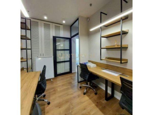 Tirane, jepet me qera zyre Kati 4, 82 m² 1.100 Euro (Rruga e Elbasanit)