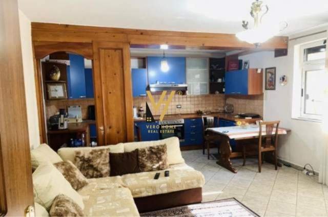 Tirane, jepet me qera Vile 2 Katshe Kati 0, 350 m² 1.300 Euro (RRUGA KONGRESI I MANASTIRIT)