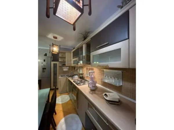 Tirane, jepet me qera apartament 1+1 Kati 4, 75 m² 900 Euro (Rruga Elbasanit)