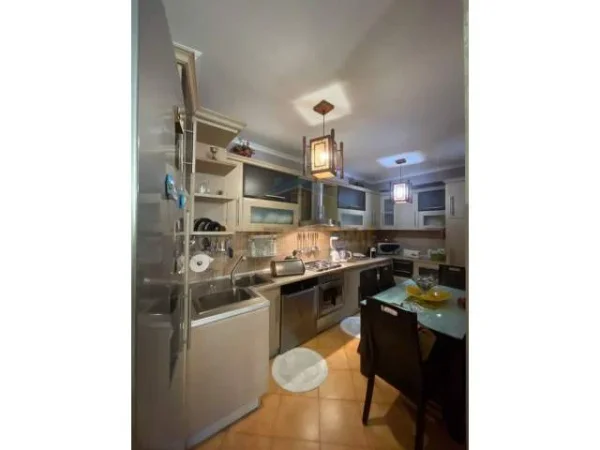 Tirane, jepet me qera apartament 1+1 Kati 4, 75 m² 900 Euro (Rruga Elbasanit)