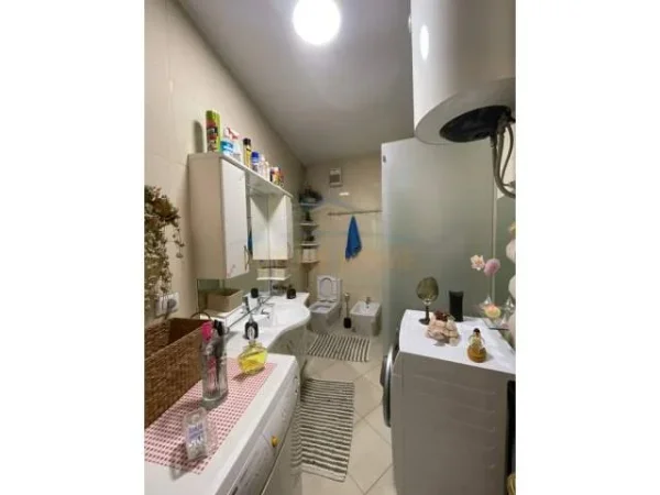 Tirane, jepet me qera apartament 1+1 Kati 4, 75 m² 900 Euro (Rruga Elbasanit)