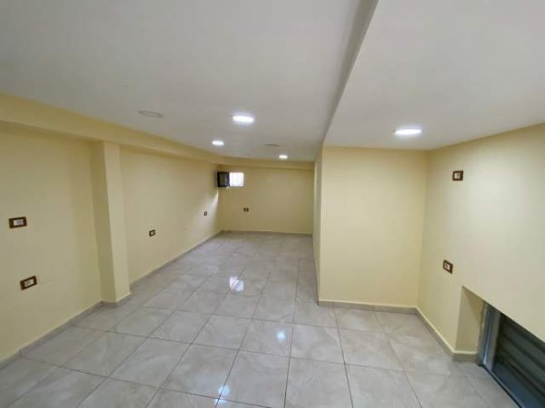 Tirane, jepet me qera ambjent biznesi Kati 2, 30 m² 450 Euro (Rruga e Durresit)