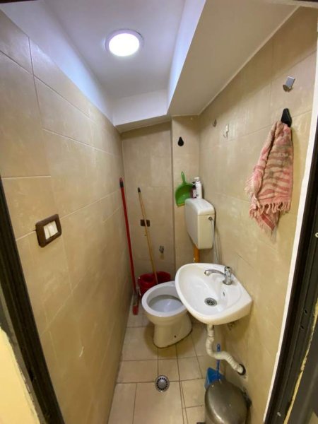Tirane, jepet me qera ambjent biznesi Kati 2, 30 m² 450 Euro (Rruga e Durresit)