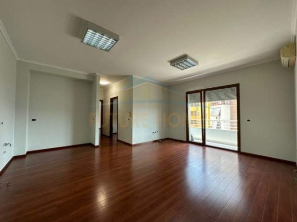 Tirane, jepet me qera zyre Kati 5, 83 m² 900 Euro (Hilton Garden Inn Tirana)