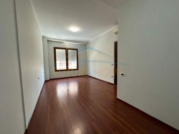 Tirane, jepet me qera zyre Kati 5, 83 m² 900 Euro (Hilton Garden Inn Tirana)