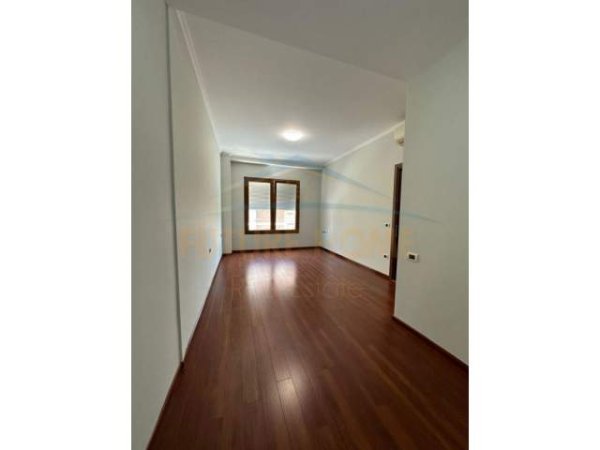 Tirane, jepet me qera zyre Kati 5, 83 m² 900 Euro (Hilton Garden Inn Tirana)