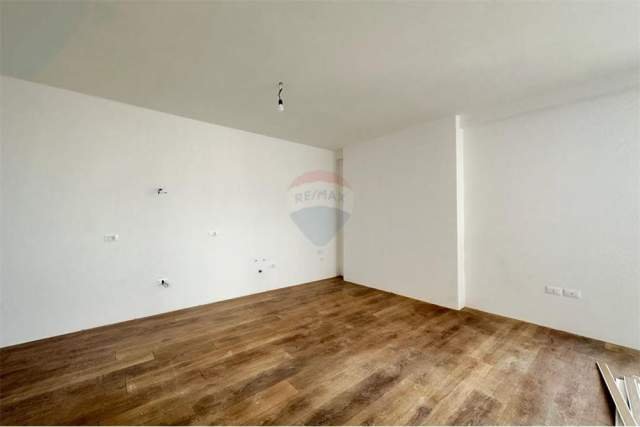 Tirane, jepet me qera zyre Kati 6, 88 m² 1.000 Euro (Tish Dahia)