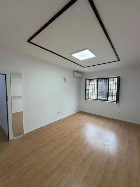 Tirane, jepet me qera apartament 1+1+Ballkon Kati 2, 50 m² 700 € (RRUGA E DURRESIT KAFE FLORA)