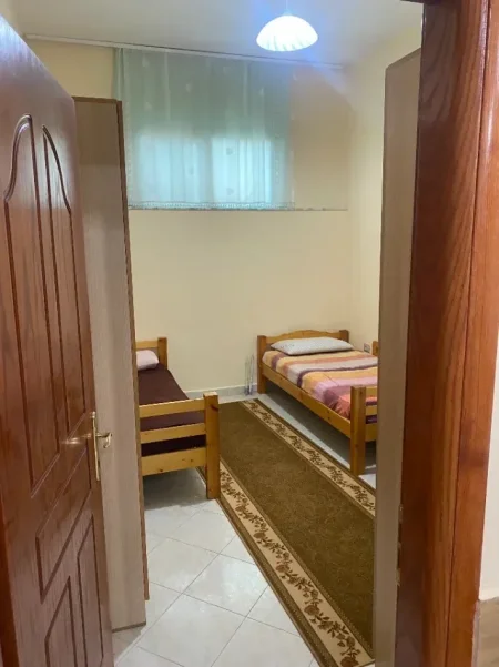 Tirane, jepet me qera shtepi 1+1 Kati 1, 68 m² 320 € (Prane universitetit te mjeksise/ Spitali Amerikan 2)