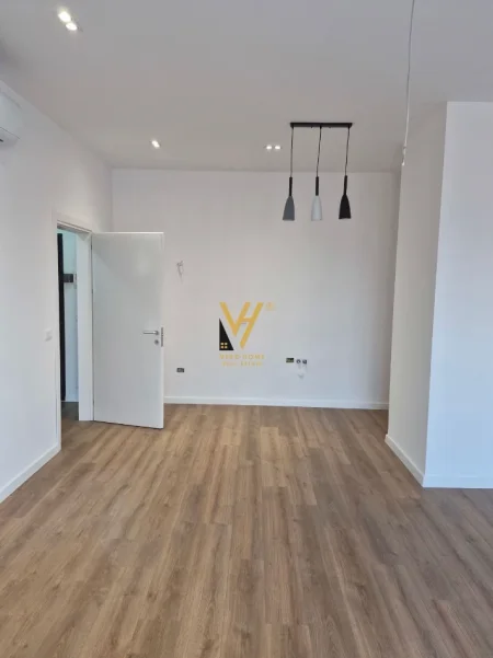 Tirane, jepet me qera zyre Kati 2, 65 m² 670 € (ISH SHESHI SHQIPONJA)