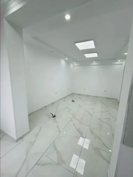 🏠 Jepet me Qera: Amb. 50m² (📍QSUT - Rr. Dibrës )🔥 Super vendndodhje || Buzë Rruge ✨️  50,000 lekë / Muaj 💶💶