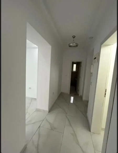 🏠 Jepet me Qera: Amb. 50m² (📍QSUT - Rr. Dibrës )🔥 Super vendndodhje || Buzë Rruge ✨️  50,000 lekë / Muaj 💶💶