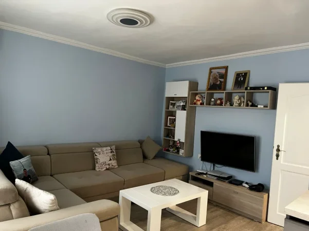 Tirane, jepet me qera apartament 1+1+Ballkon Kati 5, 70 m² 550 € 