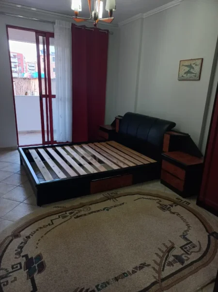 Tirane, jepet me qera apartament 1+1+Ballkon Kati 4, 74 m² 480 € 