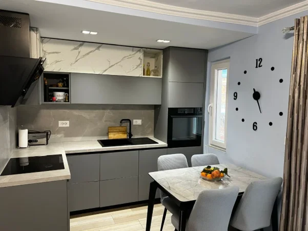 Tirane, jepet me qera apartament 1+1+Ballkon Kati 5, 70 m² 550 € 