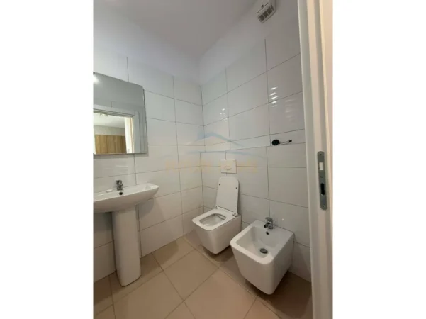 Tirane, jepet me qera apartament 1+1 Kati 2, 60 m² 420 € (Univers City)