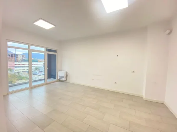 Tirane, jepet me qera zyre Kati 3, 62 m² 700 € (Square 21 / Rruga Sali Butka)
