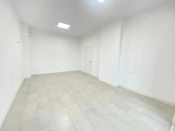 Tirane, jepet me qera zyre Kati 3, 62 m² 700 € (Square 21 / Rruga Sali Butka)
