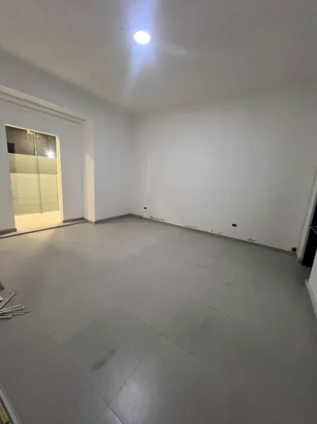 Tirane, jepet me qera ambjent biznesi Kati 0, 200 m² 3.000 € (Stadiumi Dinamo)