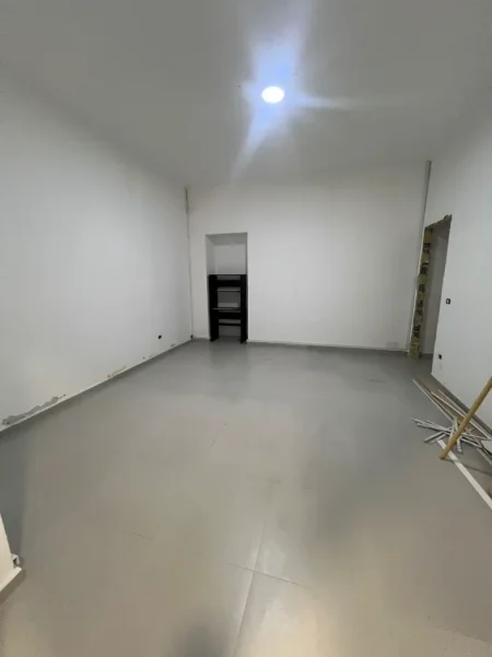 Tirane, jepet me qera ambjent biznesi Kati 0, 200 m² 3.000 € (Stadiumi Dinamo)