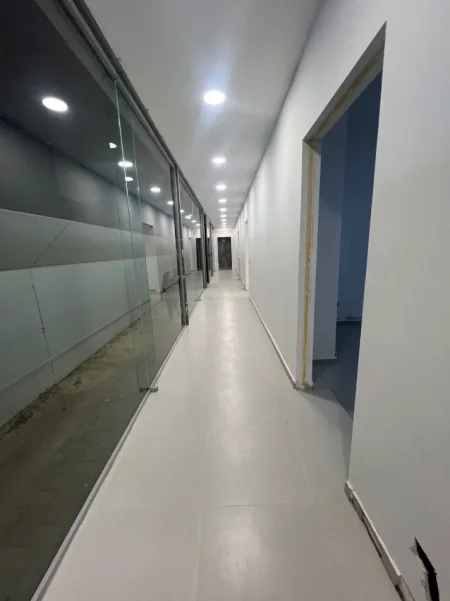 Tirane, jepet me qera ambjent biznesi Kati 0, 200 m² 3.000 € (Stadiumi Dinamo)