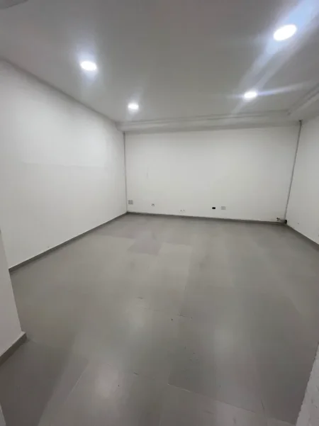 Tirane, jepet me qera ambjent biznesi Kati 0, 200 m² 3.000 € (Stadiumi Dinamo)