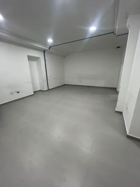Tirane, jepet me qera ambjent biznesi Kati 0, 200 m² 3.000 € (Stadiumi Dinamo)