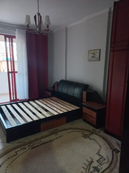 Tirane, jepet me qera apartament 1+1+Ballkon Kati 4, 70 m² 480 € 