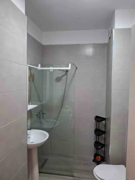 Tirane, jepet me qera 2+1 Kati 4, 110 m² 700 € (Rr E. dafinave)