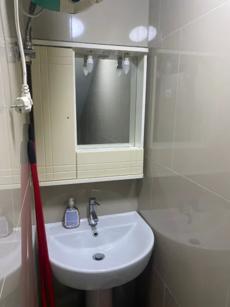 🏠 Jepet me Qera: Amb. 48m² (📍Vasil Shanto - Blv.Bajram Curri)🔥 Super vendndodhje || Buzë Rruge ✨️  60,000 lekë / Muaji 💶💶