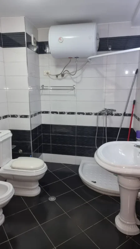 Tirane, jepet me qera apartament 1+1 Kati 2, 65 m² 450 € 