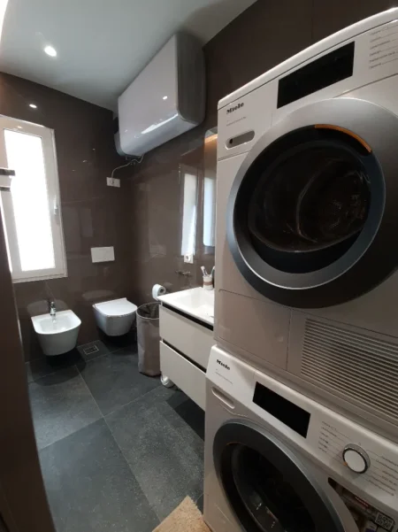 Tirane, jepet me qera apartament 1+1+Ballkon Kati 3, 70 m² 700 €