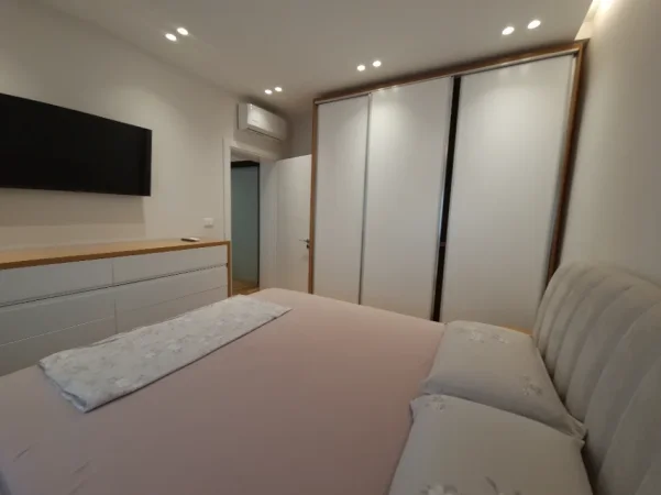 Tirane, jepet me qera apartament 1+1+Ballkon Kati 3, 70 m² 700 €