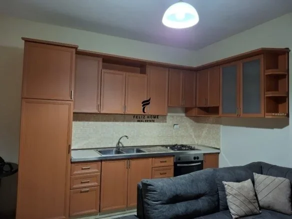 Tirane, jepet me qera apartament 1+1+Ballkon Kati 6, 70 m² 450 € (RRUGA E DIBRES)
