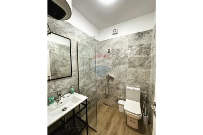 Vlore - Lungomare, jepet me qera apartament 1+1 Kati 2, 65 m² 400 € (Rruga Dhimitër Konomi, Vlore)