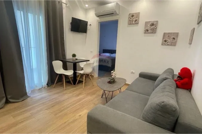 Vlore - Lungomare, jepet me qera apartament 1+1 Kati 2, 65 m² 400 € (Rruga Dhimitër Konomi, Vlore)