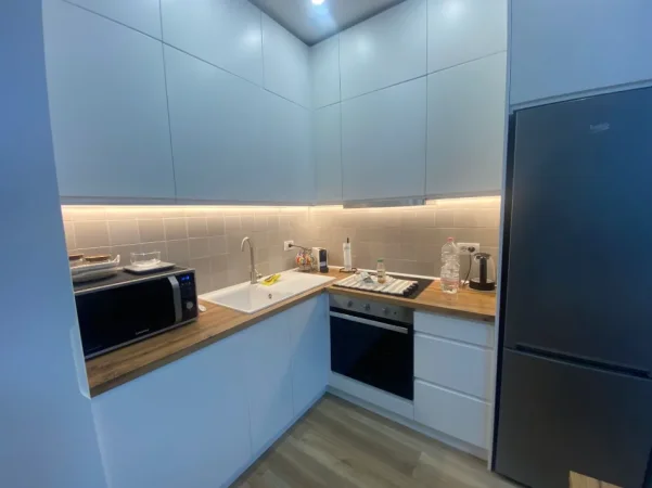 Tirane, jepet me qera apartament 1+1 Kati 10, 64 m² 700 € (Ali Demi)