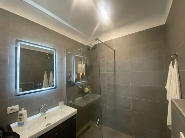 Tirane, jepet me qera apartament 1+1 Kati 10, 64 m² 700 € (Ali Demi)